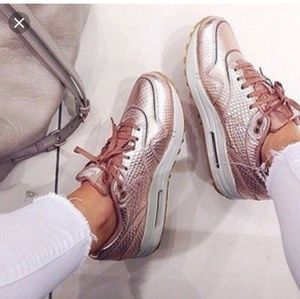Nike ROSE GOLD Air Max limited addition